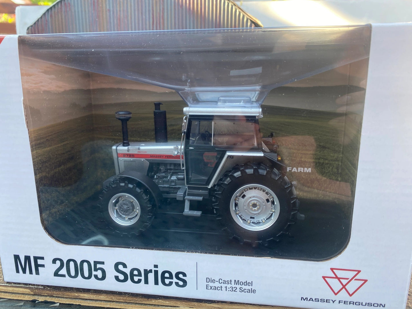 Limited edition Universal Hobbies Massey Ferguson 2725 tractor Jubilee BOXED 1:32 scale Image 3