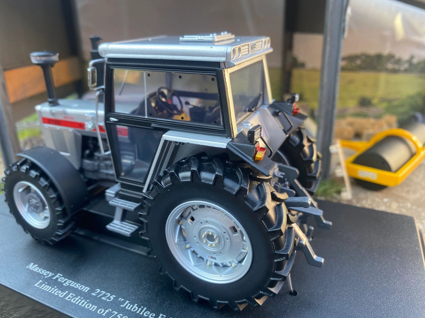 Limited edition Universal Hobbies Massey Ferguson 2725 tractor Jubilee BOXED 1:32 scale Image 4