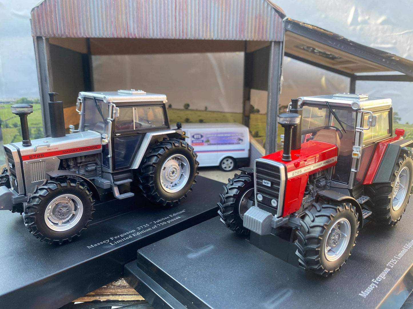 Limited edition Universal Hobbies Massey Ferguson 2725 tractor Jubilee BOXED 1:32 scale Image 5
