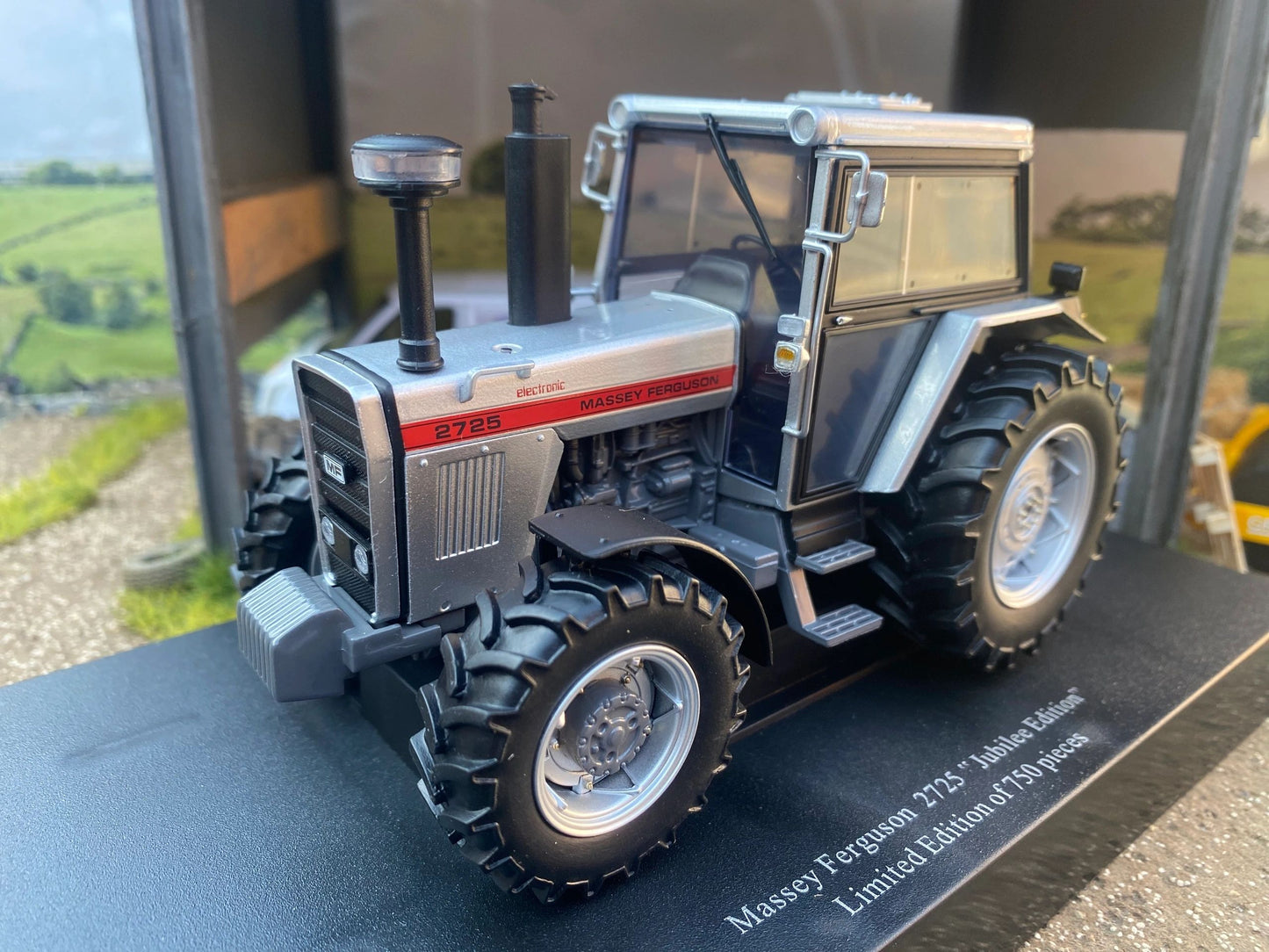 Limited edition Universal Hobbies Massey Ferguson 2725 tractor Jubilee BOXED 1:32 scale Image