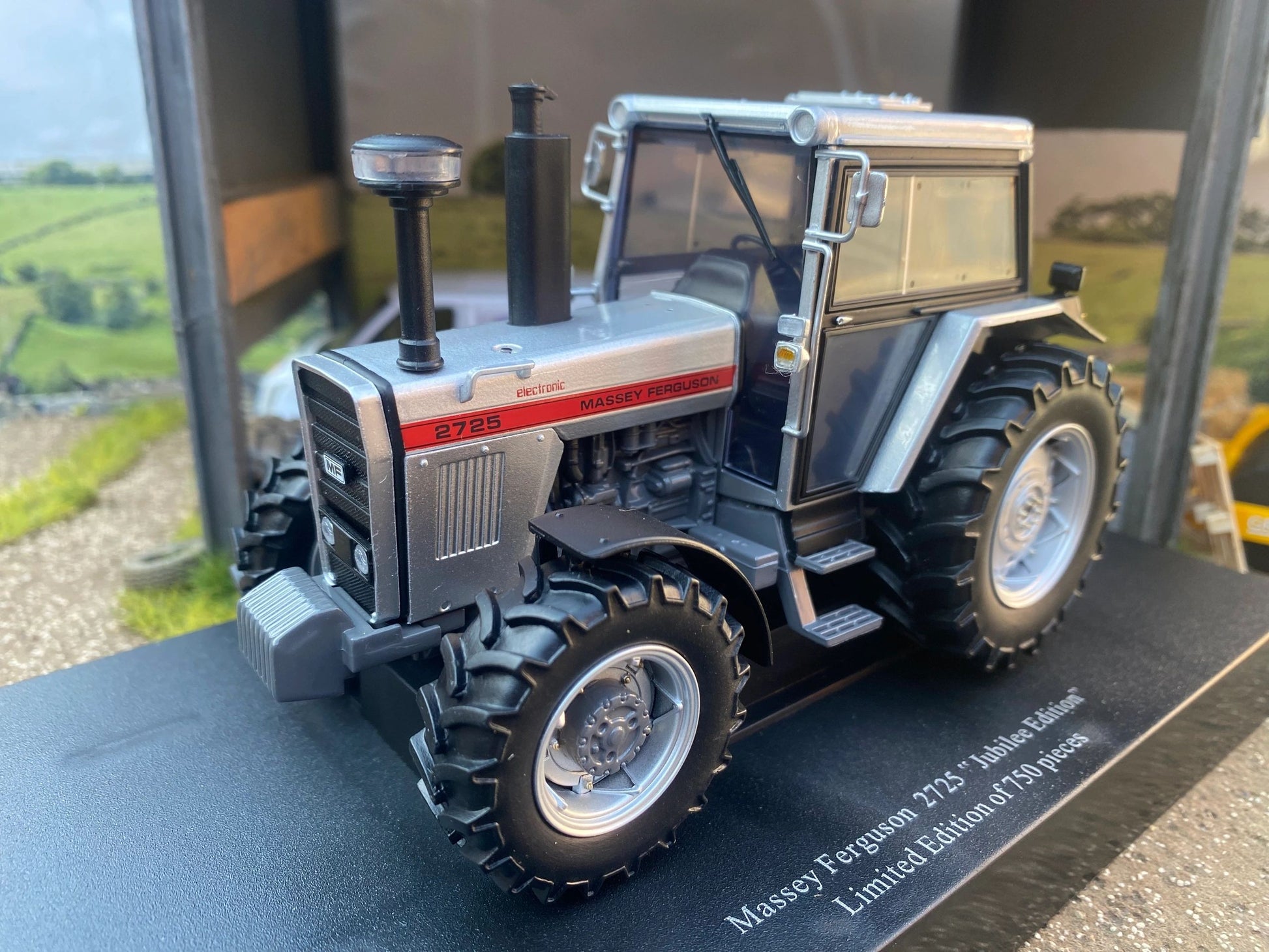 Limited edition Universal Hobbies Massey Ferguson 2725 tractor Jubilee BOXED 1:32 scale Image