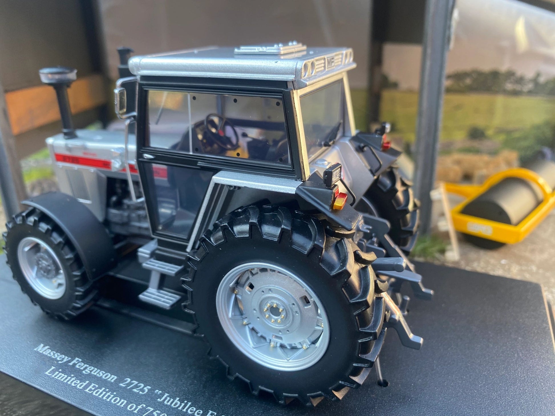 Limited edition Universal Hobbies Massey Ferguson 2725 tractor Jubilee BOXED 1:32 scale Image 4